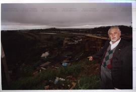 Visita da candidatura &quot;Lula Presidente&quot; (PT) comunidade carente nas [eleições de 2002?] ([São Bernardo do Campo-SP, 2002?]) / Crédito: Cesar Hideiti Ogata