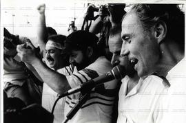 Comício da dandidatura “Suplicy Governador” (PT) realizado na praça da Sé durante as eleições de 1986 (São Paulo-SP, 1986). / Crédito: Vera Jursys