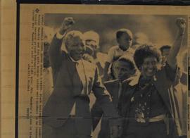 Libertação de Nelson Mandela do presídio Victor Verster (Paarl-Africa do Sul, 11 fev. 1990). / Cr...