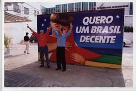 Visita de José Genoino (PT) ao bairro Liberdade nas eleições de 2002 (São Paulo-SP, 2002) / Crédito: Cesar Hideiti Ogata