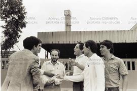 Reunião de porta de fábrica com candidaturas do PT em frente a ZF (São Caetano do Sul-SP, 1988). ...