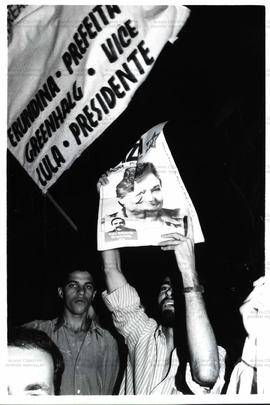 Festa da vitória da candidatura “Erundina Prefeita” (PT), realizada na Avenida Paulista nas eleições de 1988 (São Paulo-SP, 18 nov. 1988). / Crédito: Jesus Carlos.