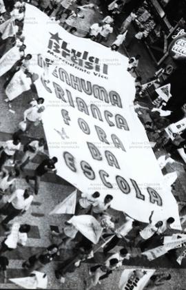 Passeata da campanha Lula presidente pela educação, no Largo São Francisco, nas eleições de 1994 (São Paulo-SP, 2 set. 1994). / Crédito: Ricardo A. Pereira.
