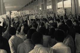 Manifestação dos servidores públicos federais durante a greve nacional (Brasília-DF, jun. 1983). / Crédito: Autoria desconhecida.