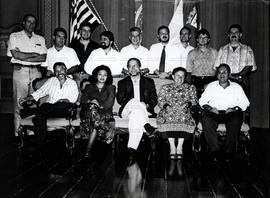 Prefeitos e ex-prefeitos petistas reunidos em apoio à candidatura “Zé Dirceu Governador” (PT) nas eleições de 1994 (Local desconhecido, 1994). / Crédito: Autoria desconhecida