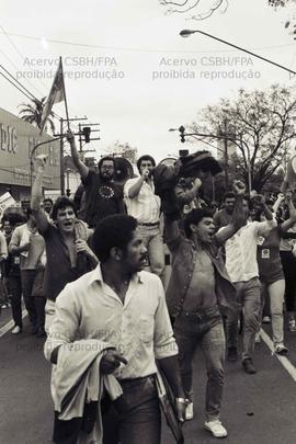 Passeata na zona sul pela Greve Geral e campanha salarial unificada (São Paulo-SP, 1985). Crédito: Vera Jursys