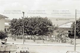 Assembleia dos metalúrgicos da Brosol, Volkswagen, Nordon e Black &amp; Decker, durante a greve (Santo André-SP, abr. 1985). Crédito: Vera Jursys