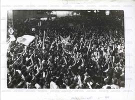 Festa da vitória da candidatura Luiza Erundina Prefeita (PT) , na Av. Paulista, ao final das eleições de 1988 (São Paulo-SP, 11 nov. 1988). / Crédito: Roberto Parizotti