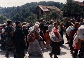 Expulsão massiva de bósnios de Srebenica pelo exército (Srebrenica-Bósnia, 12 jul. 1995). / Crédito: Ana-Zamur/Gamma.