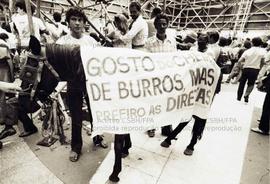 Passeata pelas Diretas Já (São Paulo-SP, [25 jan.?] 1984). Crédito: Vera Jursys