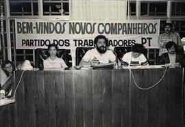 Campanha de filiação ao PT (Local desconhecido, 1981). / Crédito: Juca Martins