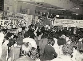 [Comemoração da Chapa “A primavera será nossa” após apuração das eleições para o DCE da PUC-SP?] (São Paulo-SP, 3 jun. 1982). / Crédito: Vera Lúcia.