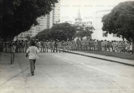 Repressão policial a ato público de estudantes da faculdade de Medicina (Belo Horizonte-MG, mai. 1977).  / Crédito: Estevan Avellar.