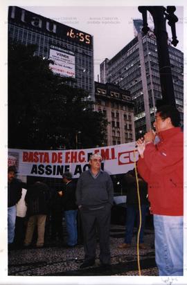 Abaixo-assinado pela “CPI contra FMI”, realizado na Praça Ramos (São Paulo-SP, 1999). / Crédito: Alexandre Machado