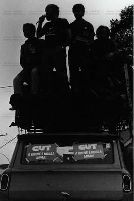 Piquete de greve de trabalhadores em porta de fábrica não identificada ([São Paulo-SP, 1988?]).  / Crédito: Autoria desconhecida.