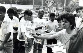 Panfletagem de boca de urna da candidatura “Lula Presidente” (PT) nas eleições de 1989 (Local des...