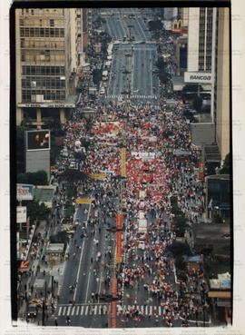 Passeata “Abre o olho Brasil” na av. Paulista (São Paulo-SP, [1997?]).  / Crédito: Eduardo Knapp/Agência Folha.