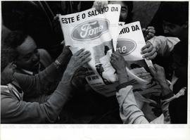Greve dos metalúrgicos da fábrica Ford (São Bernardo do Campo-SP, 1991). / Crédito: Roberto Parizotti.