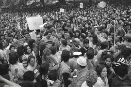Raul Pont e Clóvis Ilgenfritz em manifestação não identificada ([Porto Alegre-RS], [1982-1986?]). / Crédito: Autoria desconhecida.