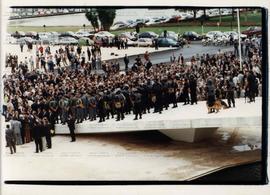 Protesto de prefeitos pela negociação das dívidas com o Governo Federal, em frente ao Congresso (Brasília-DF, 19 mai. 1998). / Crédito: Alan Marques/Folha Imagem