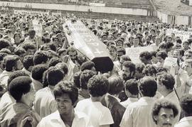 Ato do 1º de Maio, Dia do Trabalhador, na Vila Euclides (São Bernardo do Campo-SP, 01 mai. 1985)....