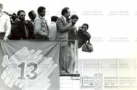 Comício em porta de fábrica promovido pela candidatura &#039;Lula Presidente” (PT) nas eleições de 1989 (São Bernardo do Campo-SP, 23 out. 1989). / Crédito: Roberto Parizotti