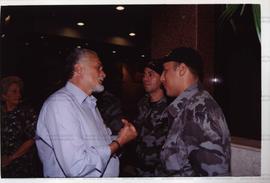 Retrato de José Genoino (PT) com policiais do Grupo de Policiamento Especializado em evento não i...
