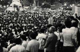 Ato pela Anistia e liberdade aos presos políticos realizado na Cinelândia (Rio de Janeiro-RJ, 26 jul. 1979).  / Crédito: Antônio Claudio.