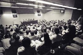 Assembleia do Sindicato dos Médicos de São Paulo (São Paulo-SP, jun. 1986). Crédito: Vera Jursys