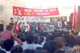 Comício da candidatura “Lula Presidente” (PT) nas eleições de 1989 (Iguatu-CE,13 ago. 1989). / Cr...