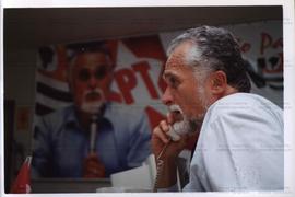 Retrato de José Genoino (PT) ao telefone nas eleições de 2002 ([São Paulo-SP?], 2002) / Crédito: Autoria desconhecida