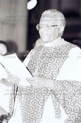 Visita de Desmond Tutu, bispo da Igreja Anglicana na África do Sul, ao Brasil (São Paulo-SP, mai. 1987). Crédito: Vera Jursys