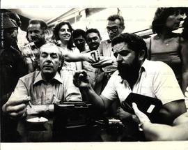 Encontro de Lula com Leonel Brizola (Local desconhecido, 1979). / Crédito: João Bittar/Angular