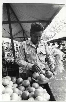 Retrato de feirantes na feira livre (São Bernardo do Campo-SP, jul. 1989). / Crédito: Roberto Par...