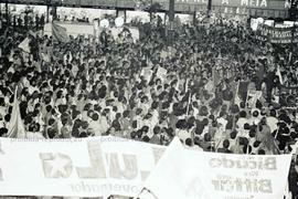 Caminhada da candidatura “Lula governador” (PT) pelo Centro nas eleições de 1982 (São Paulo-SP, 1982). Crédito: Vera Jursys