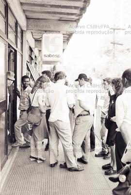 Fila de reclamações na Sabesp, na zona sul (São Paulo-SP, 20 nov. 1990). Crédito: Vera Jursys