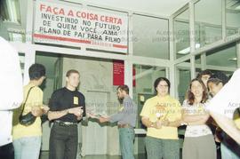 Protesto da campanha contra demissões realizado por bancários em agência Bradesco na Rua XV de No...