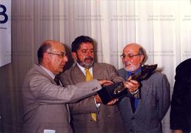 Evento não identificado [Lula e Trevas em premiação nas eições de 1998] (Local desconhecido, 1998). / Crédito: Autoria desconhecida