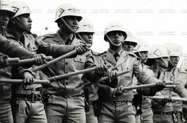 Policiais militares do 9o. Batalhão enfileirados com cacetete na mão (São Paulo-SP, [1970-1980?]).  / Crédito: Autoria desconhecida.