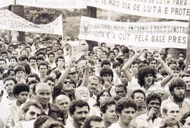 Ato do 1º de Maio, Dia do Trabalhador, na Praça da Sé (São Paulo-SP, 01 mai. 1987). Crédito: Vera...