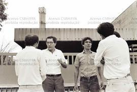Reunião de porta de fábrica com candidaturas do PT em frente a ZF (São Caetano do Sul-SP, 1988). Crédito: Vera Jursys
