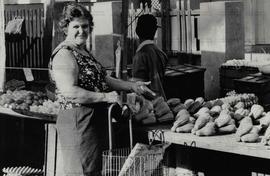 Comércio de frutas, verduras e legumes em sacolão e feiras-livres (Local desconhecido, Data desconhecida).  / Crédito: Autoria desconhecida.