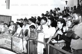 Ato contra o pedido de cassação do mandato da prefeita Ângela Guadagnin durante votação na Câmara Municipal (São José dos Campos-SP, 15 mar. 1994). / Crédito: Marco Aurélio de Castro.