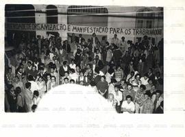 Trabalhadores reunidos na porta do Sindicato dos Metalúrgicos de São Paulo, na rua do Carmo (São Paulo-SP, 1978?]). / Crédito: Ennio Brauns Filho.