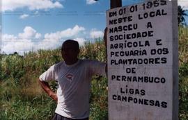 Agricultores ligados a Sociedade Agrícola e Pecuária dos Plantadores – Liga Camponesa (Local desconhecido, 19 jul. 2002). / Crédito: Olivio Lamas
