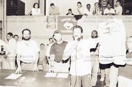 Assembleia do Sindicato dos Metroviários de São Paulo, pela greve (São Paulo-SP, 26 abr. 1995). C...