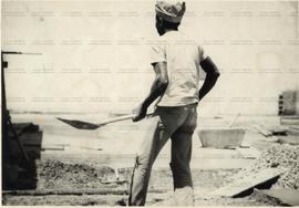 Homem trabalha em obras da construção civil (Local desconhecido, Data desconhecida).  / Crédito: Autoria desconhecida.