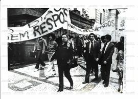 Manifestação dos investidores durante o caso Coroa-Brastel (Rio de Janeiro-RJ, 27 set. 1983). / C...