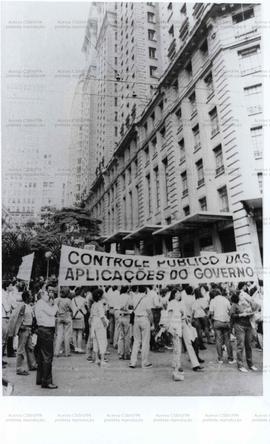 Passeata dos bancários do Banco do Brasil (São Paulo-SP, 23 abr. 1996).  / Crédito: Autoria desconhecida/Agência Estado.