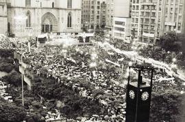 Ato pelas Diretas na Praça da Sé (São Paulo-SP, 25 nov. 1984). Crédito: Vera Jursys